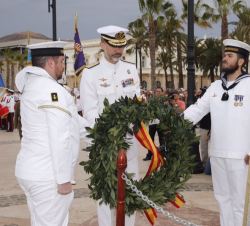 Su Majestad el Rey deposita una Corona de Laurel en el monolitio a los caidos