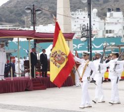 Su Majestad el Rey saluda al paso de la enseña nacional durante el desfile militar