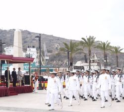 Don Felipe en palco de honor durante el paso de una de las compañías en el desfile