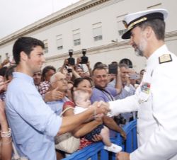 Don Felipe, una vez finalizado el acto, recibe el asaludo de los asistentes