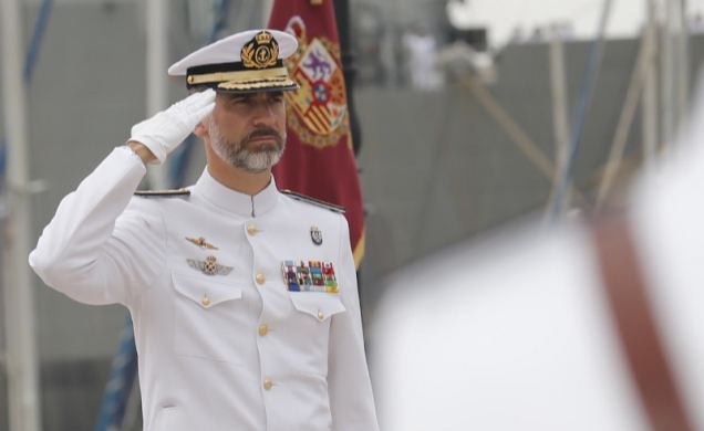 Su Majestad el Rey a su llegada a la Plaza de los Héroes de Cavite recibe honores