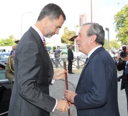 Su Majestad el Rey recibe le bastón de mando de manos del teniente de Hermano Mayor de la real Maestranza de Caballería de Sevilla, Javier Benjumea, a