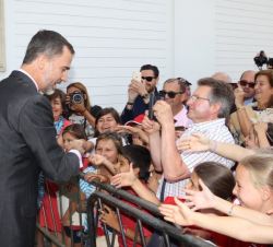 Don Felipe saluda a los sevillanos que le esperaban a su llegada a la Real Maestranza