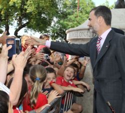 Su Majestad el Rey recibe un caluroso saludo de los sevillanos que le esperaban a su llegada a la Real Maestranza