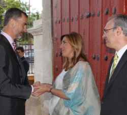 Su Majestad el Rey en la Puerta del Príncipe de la Real Maestranza de Sevilla, recibe el saludo de la presidenta de la Junta de Andalucía, Susana Díaz