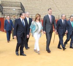 on Felipe se dirige a la carpa instalada en el ruedo de la Real Maestranza