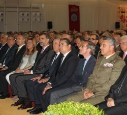 Su Majestad el Rey en la priemra fila de asientos