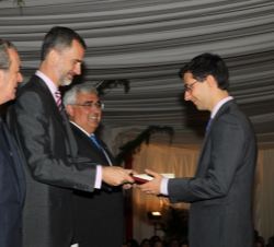 Su Majestad el Rey entrega uno de los Premios Universitarios