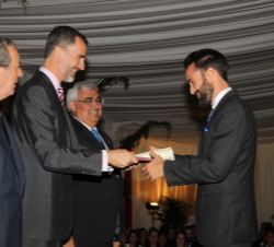 Su Majestad el Rey entrega uno de los Premios Universitarios