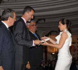 Su Majestad el Rey entrega uno de los Premios Universitarios