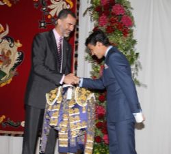Su Majestad el Rey entrega el Premio Traje de Luces a Pablo Aguado