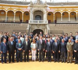 Fotografía de grupo de Su Majestad el Rey con las autoridades y los premiados