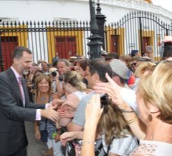 Su Majestad el Rey saluda a los sevillanos que le esperaban a su salida de la Real Maestranza 