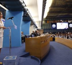 Su Majestad la Reina, durante su intervención.
