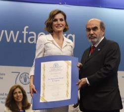 El director general de la FAO entrega a Su Majestad la Reina la credencial del nombramiento de Embajadora Especial de la Organización de las Naciones 