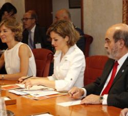 La Reina, la ministra de Alimentación, Agricultura y Medio Ambiente y el director general de la FAO, durante la reunión con expertos de la FAO.
