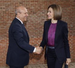 El ministro de Educación, Cultura y Deporte, José Ignacio Wert, recibe a Su Majestad la Reina a su llegada.