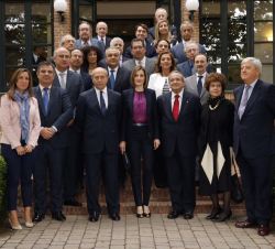 Doña Letizia, con los asistentes a la reunión del Patronato de la Residencia de Estudiantes.