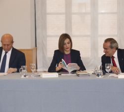 La Reina, junto al ministro de Educación, Cultura y Deporte y el presidente del Consejo Superior de Investigaciones Científicas, durante la reunión.