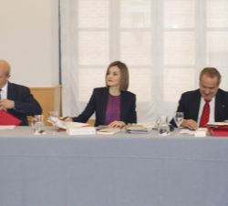 La Reina, junto al ministro de Educación, Cultura y Deporte y el presidente del Consejo Superior de Investigaciones Científicas, durante la reunión.