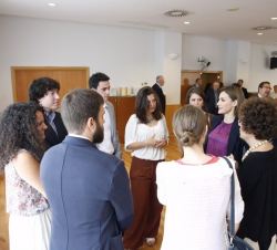 Doña Letizia conversa con becarios de la Residencia de Estudiantes tras finalizar la reunión del Patronato.