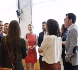 Doña Letizia conversa con becarios de la Residencia de Estudiantes tras finalizar la reunión del Patronato.