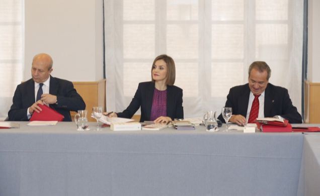 La Reina, junto al ministro de Educación, Cultura y Deporte y el presidente del Consejo Superior de Investigaciones Científicas, durante la reunión.