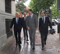 Su Majestad el Rey, a su llegada, acompañado por los ministros de Asuntos Exteriores y de Cooperación y de Defensa y el presidente del Real Instituto 