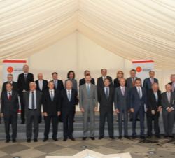 El Rey, con los asistentes a la reunión del Patronato del Real Instituto Elcano.