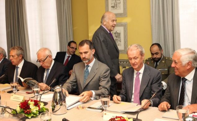 Don Felipe, junto a los los ministros de Asuntos Exteriores y de Cooperación y de Defensa, durante la reunión del Patronato.