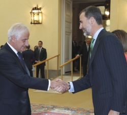 Su Majestad el Rey, recibe el saludo del decano de la Diputación Permanente y Consejo de la Grandeza de España, Alfonso Martínez de Irujo, duque de Hí
