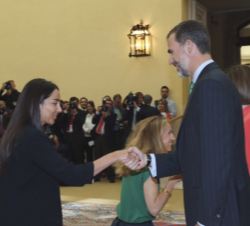 Don Felipe recibe el saludo la duquesa de Suárez, Alejandra Romero Suárez