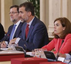 Su Majestad el Rey, durante su intervención, junto al presidente del Gobierno y la vicepresidenta del Gobierno y ministra de la Presidencia.