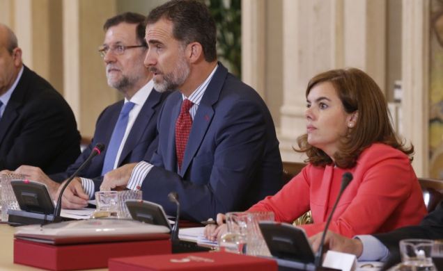 Su Majestad el Rey, durante su intervención, junto al presidente del Gobierno y la vicepresidenta del Gobierno y ministra de la Presidencia.