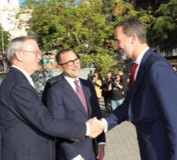 Don Felipe recibe el saludo del presidente ejecutivo de Google, Eric Schmidt
