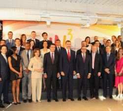 Su Majestad el Rey junto a los patrocinadores, organizadores y participantes en las jornadas.