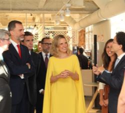 Su Majestad el Rey conversa con los participantes en las jornadas