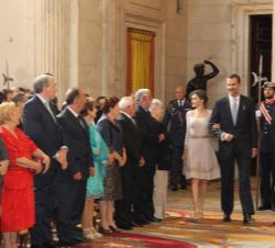 Sus Majestades los Reyes hacen su entrada en el Salón de Columnas del Palacio Real de Madrid.