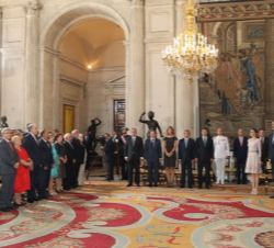 Los Reyes, las autoridades y los asistentes, durante la interpretación del Himno Nacional.