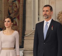 Los Reyes, durante la interpretación del Himno Nacional.