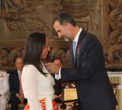 Su Majestad el Rey condecora con la Orden del Mérito Civil a Doña Marta Lado Castro-Rial.