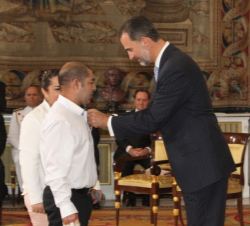 Su Majestad el Rey condecora con la Orden del Mérito Civil al Señor Hugo Daniel López.