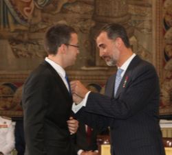 Su Majestad el Rey condecora con la Orden del Mérito Civil a Don Fernando García Osorio.