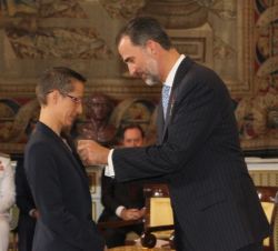 Su Majestad el Rey condecora con la Orden del Mérito Civil a Doña Marta Guerrero.
