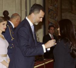 Su Majestad el Rey condecora con la Orden del Mérito Civil a Doña Belén Salgueiro Vázquez.