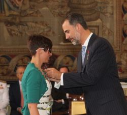 Su Majestad el Rey condecora con la Orden del Mérito Civil a Doña Ana Pérez Fernández.