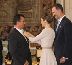 Su Majestad la Reina condecora con la Orden del Mérito Civil a Don Francisco Miranda Escudero.