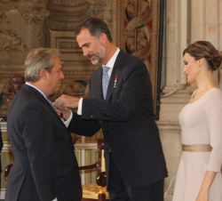 Su Majestad el Rey condecora con la Orden del Mérito Civil a Don José Aguado Prieto-Carreño.