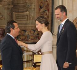 Su Majestad el Rey condecora con la Orden del Mérito Civil a Don Manuel Aguado Prieto-Carreño.