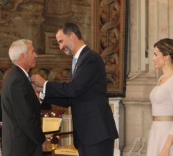 Su Majestad el Rey condecora con la Orden del Mérito Civil a Don Gabino Álvarez Fernández.
